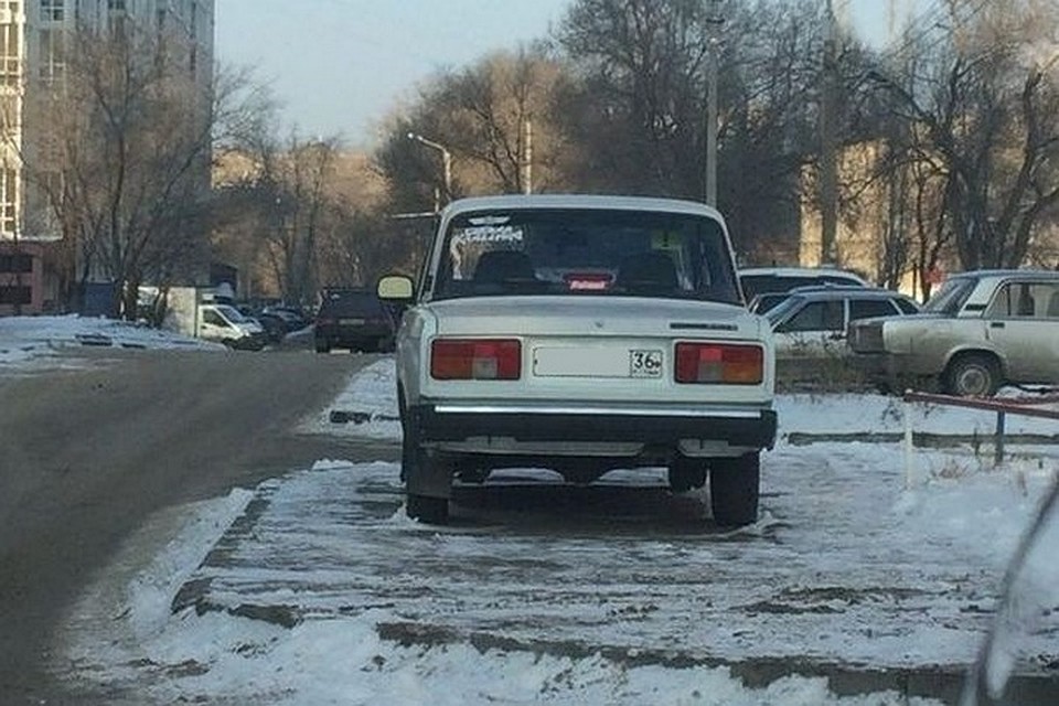 Забавно, но "пятерка" принципиального водителя частенько попадает в объектив, когда стоит на тротуаре. Фото: nomerogram.ru