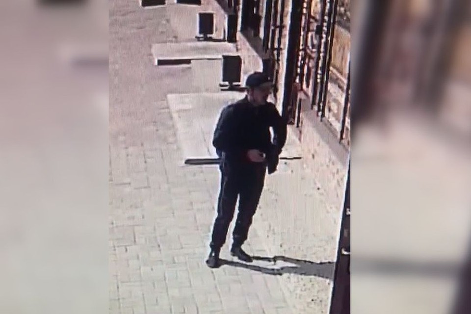 По подозрению в преступлении разыскивается молодой человек с видео. Стоп-кадр с видео: МВД по Новосибирской области.