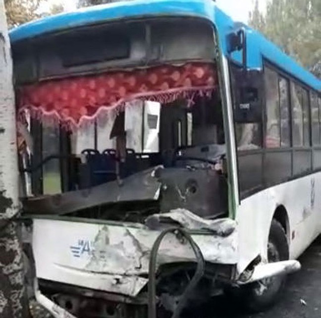 Авария с участием пассажирского автобуса произошла в Бишкеке.