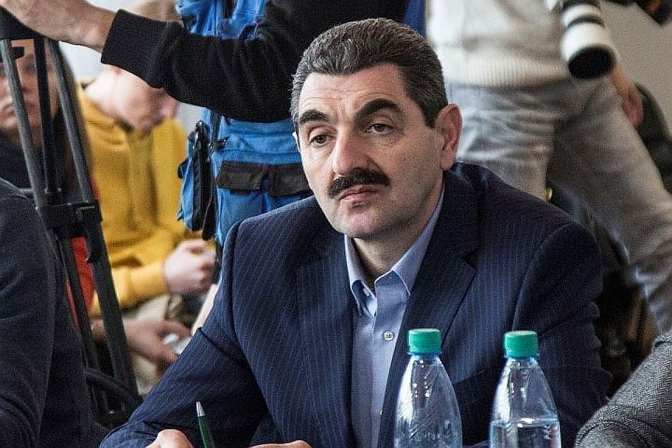 Армен Бежанян по сюжету сериала играет продавца обуви