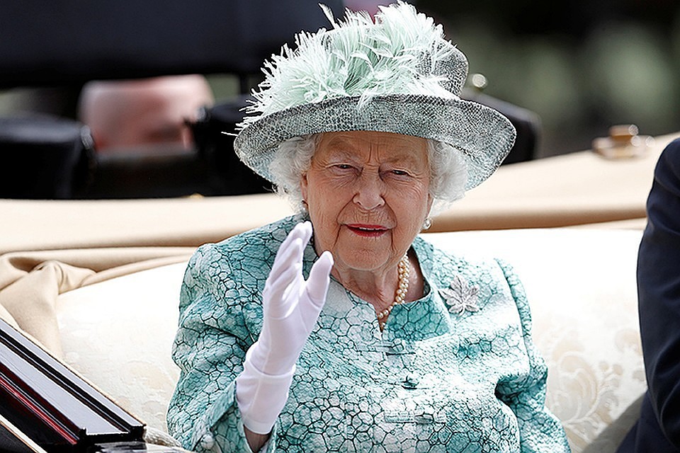 Елизавета II подписала закон об отсрочке Brexit
