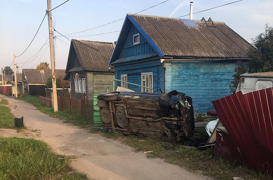 В Тверской области иномарка опрокинулась в чужой огород Фото: пресс-служба УГИБДД России по Тверской области