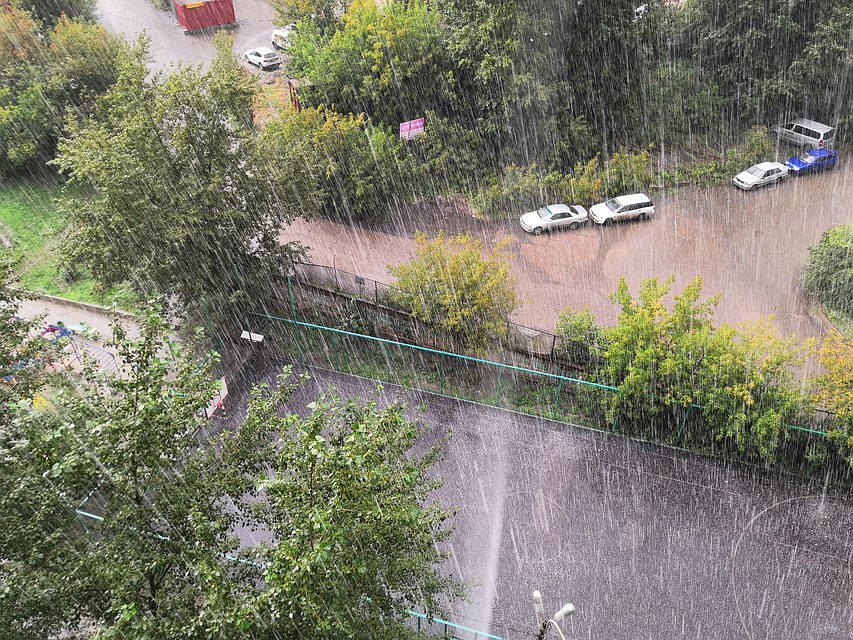 Сильнейший ливень с градом прошел в Красноярске.