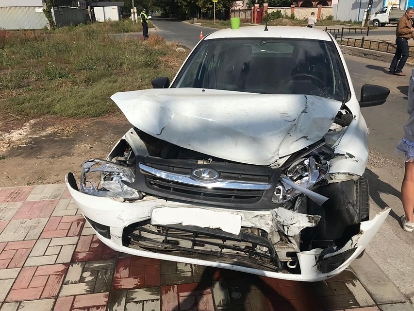 В аварии пострадала пассажирка отечественной легковушки