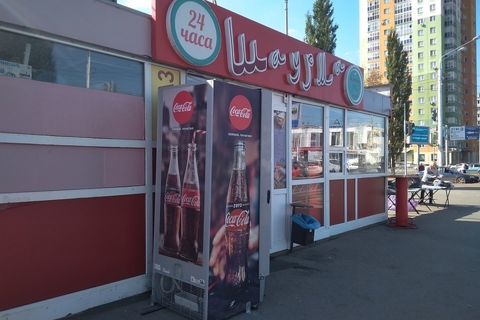 В этом остановочном павильоне отравились 15 человек
