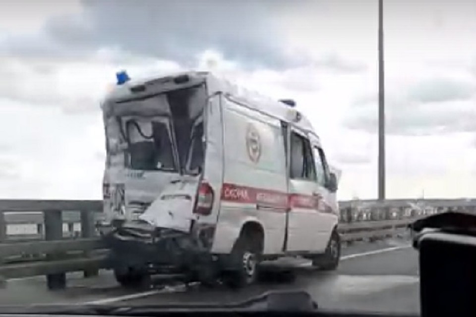 Грузовик догнал скорую помощь на КАД, вмяв ее в отбойник