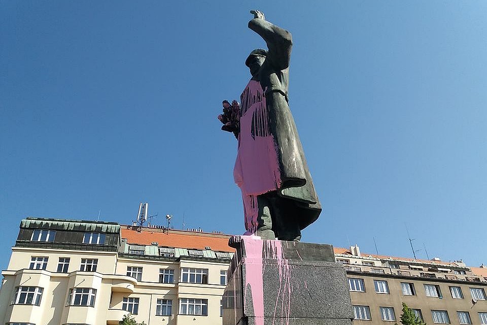 В 2018 году памятник Коневу облили розовой краской. Фото: @Jan Lacina