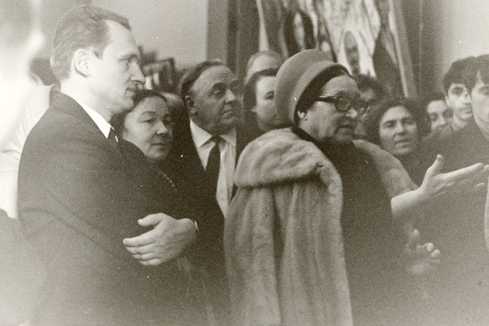 Надя Леже в 1967-м много времени провела в нынешнем Национальном художественном музее. На снимке она с тогда замминистра культуры БССР Юрием Михневичем, директором сокровищницы Еленой Аладовой, скульптором Андреем Бембелем в окружении сотрудников музея. Фото: artmuseum.by