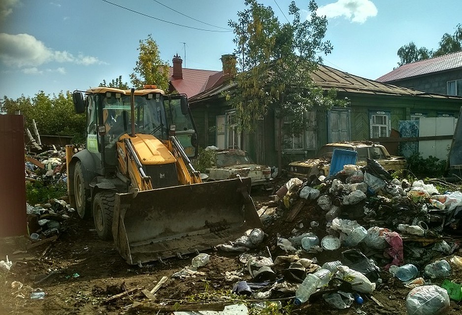 За семь лет на участке скопились тонны мусора. Фото: пресс-служба ЕМУП "Спецавтобаза"