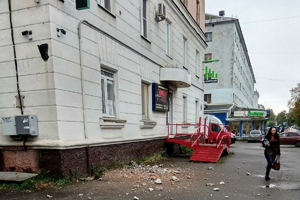 Карниз дома рухнул утром 13 сентября. Фото: Ольга Шейн