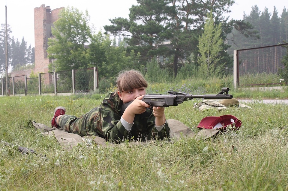 Одно из испытаний для подростков - огневой рубеж. Фото: https://vk.com/dosaafnso.