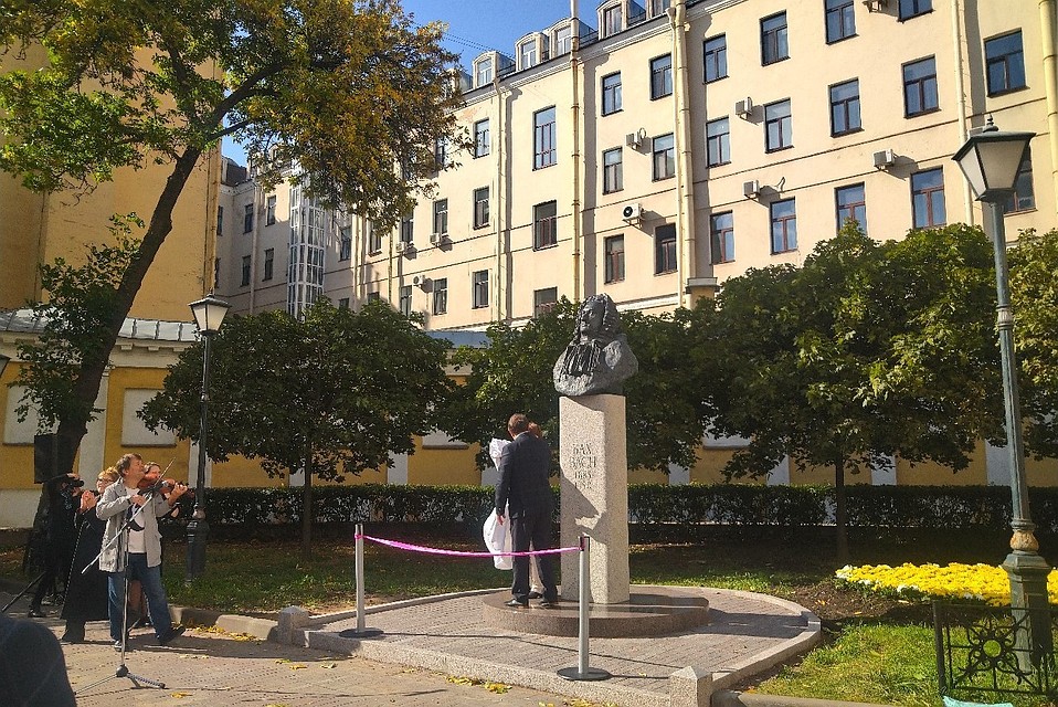 У Петрикирхе установили бюст Баху. Фото: vk.com/st_katharina_orgel