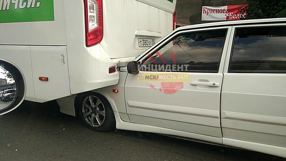В Омске легковушка влетела под автобус с пассажирами