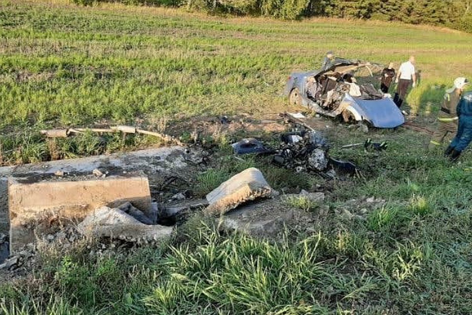 Автомобиль разлетелся на части