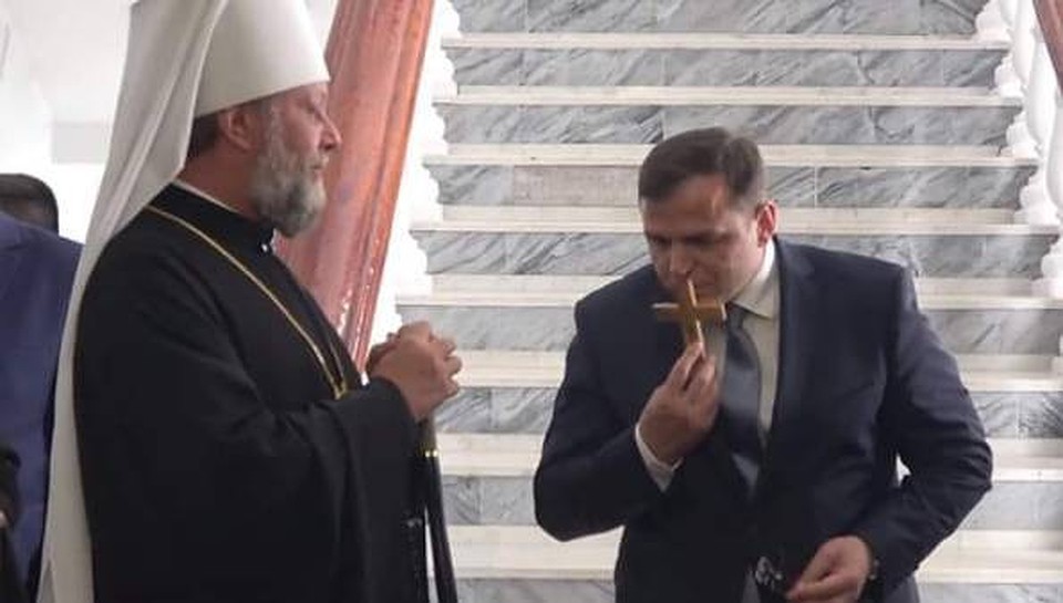 Нэстасе целует крест.