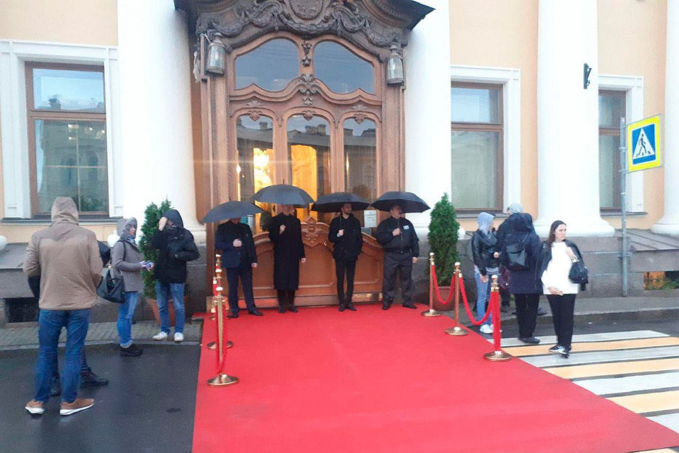 В Петербурге началась церемония по случаю свадьбы Федора Бондарчука и Паулины Андреевой.