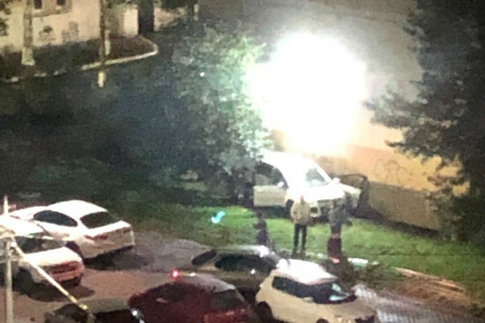 Петербурженка потеряла управление авто, которое врезалось в стену жилого дома