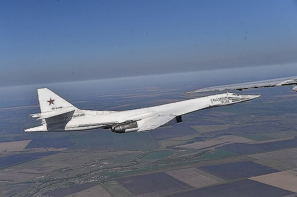 Ту-160 переносит в своих грузовых отсеках 12 крылатых ракет большой дальности Х-55СМ, Х-555 и Х-101 с ядерными зарядами