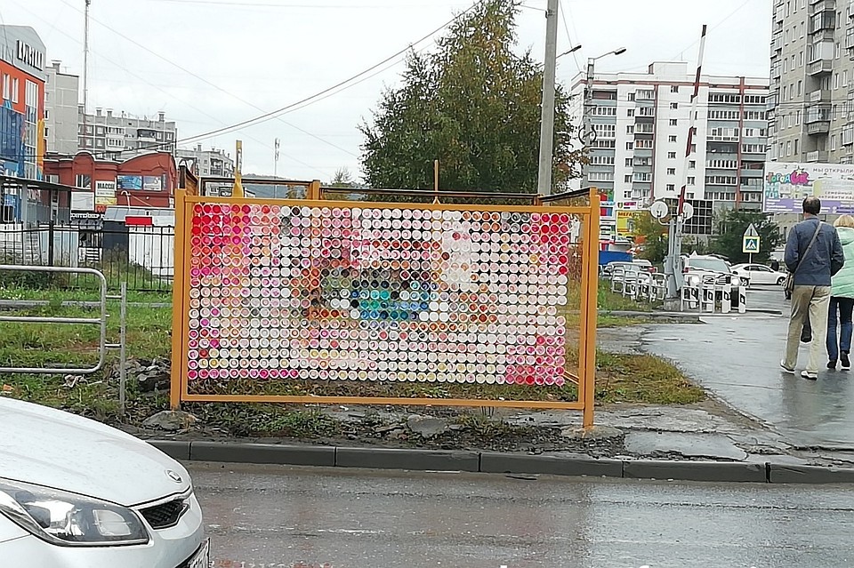 «Веселый глазик» украшает улицы района Комарово в Миассе