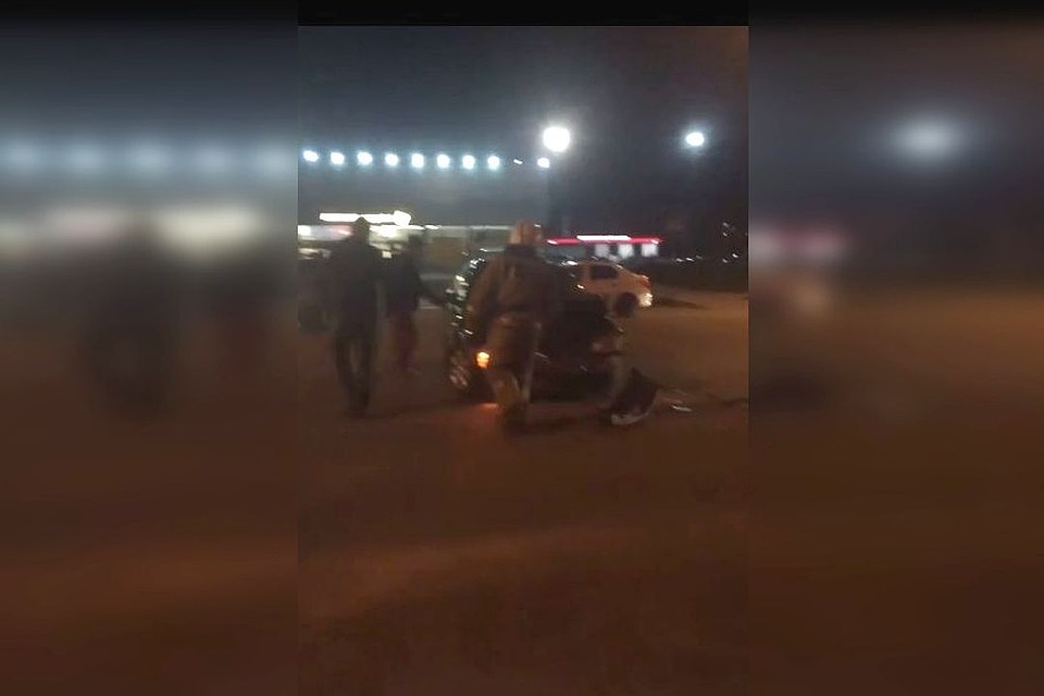 На месте аварии работали спасатели. Стоп-кадр с видео.