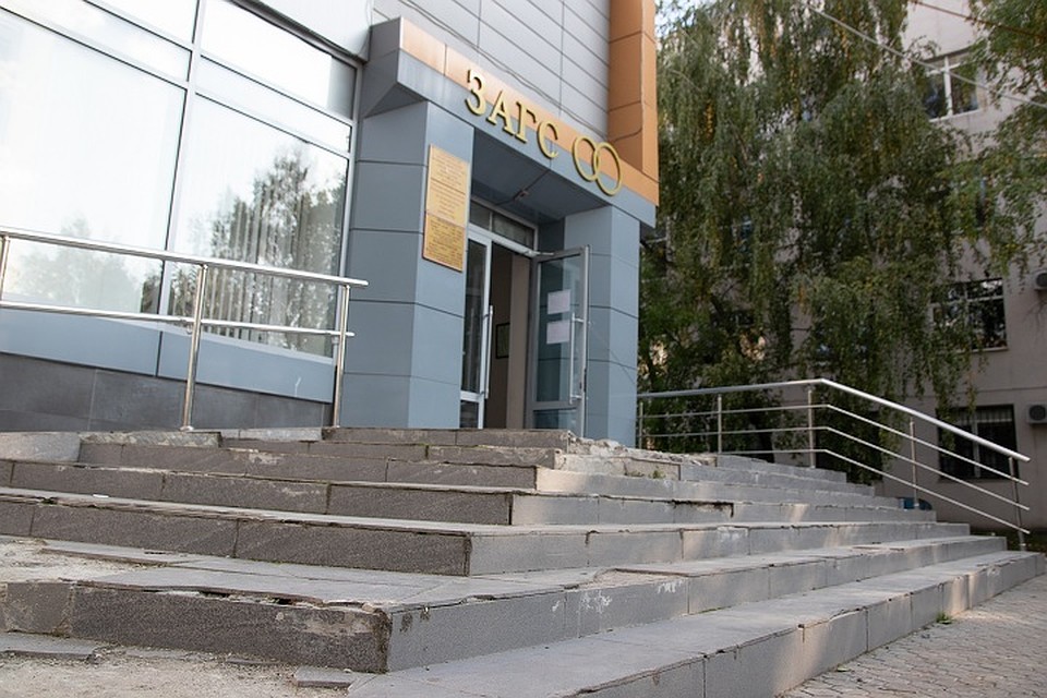 Уже с порога ЗАГС Советского района вызывает уныние