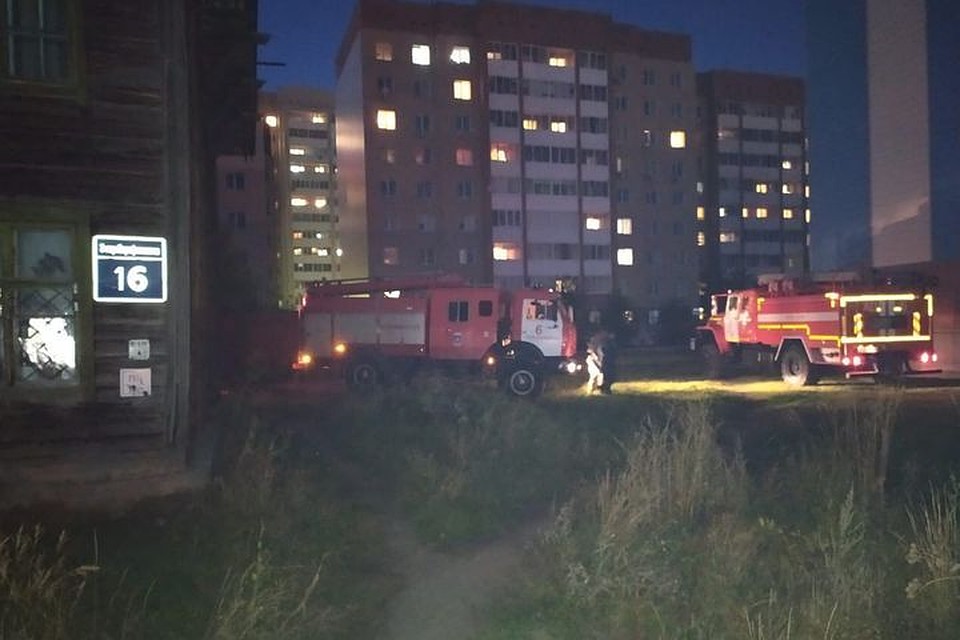 В Ленинском районе загорелся жилой деревянный дом. Фото: "АСТ-54"
