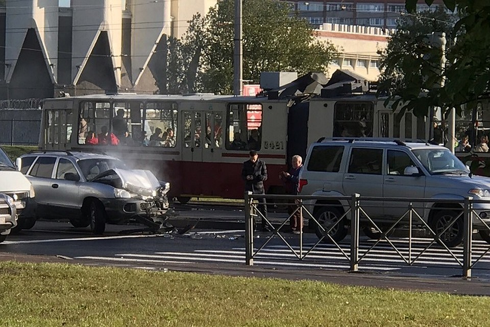 На перекрестке Тихорецкого и Светлановского встретились УАЗ и "Хендэ". Фото: vk.com/spb_today