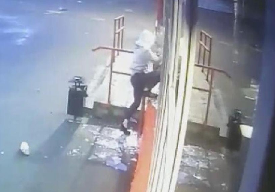 Ночной налет на магазин. Фото: ГУ МВД России по Челябинской области.
