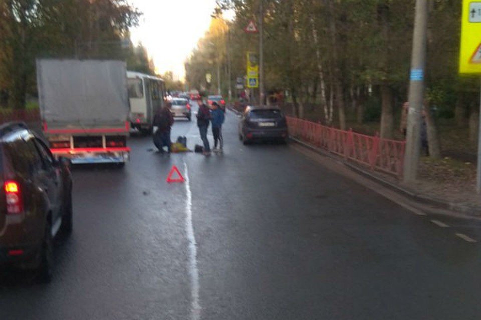 Очевидцы рассказывают, что пострадавшая перебегала дорогу в неположенном месте.