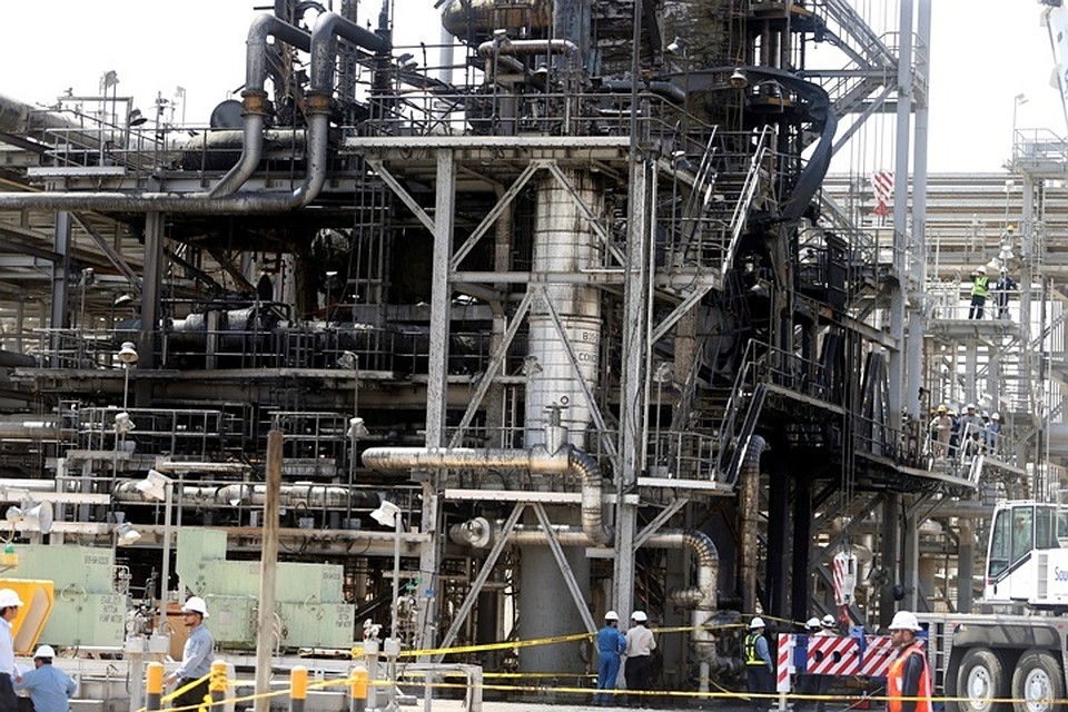 Восстановительные работы на поврежденном пожаром НПЗ Saudi Aramco в Хурайсе