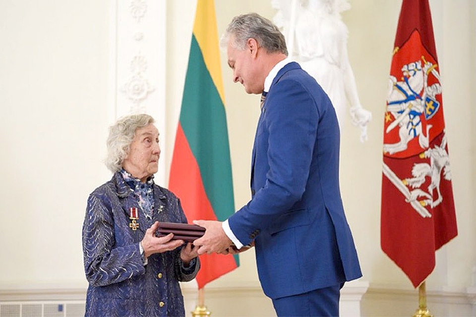Литовский президент Гитанас Науседа наградил спасавших евреев от геноцида нацистов. Фото: Робертаса Дачкуса