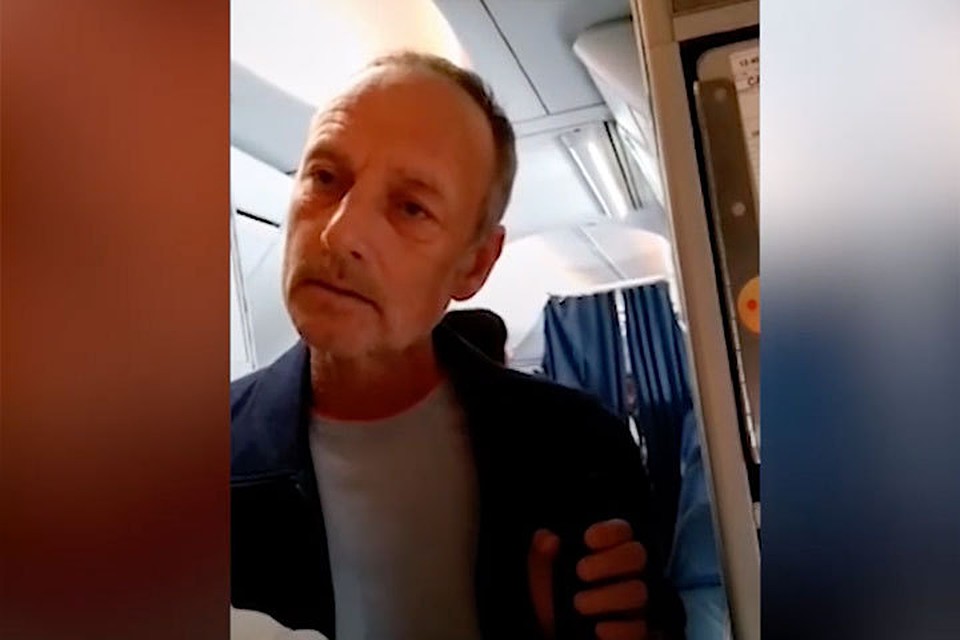 Пьяный бизнесмен требовал, чтобы его знакомого, который летел в эконом-классе рейса Самара-Москва, пересадили в бизнес. Фото: скрин с видео