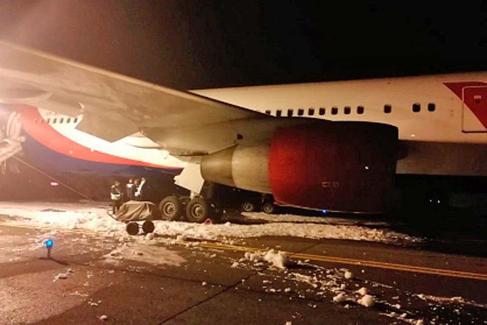 Авиакомпания AZUR air приняла решение выплатить пассажирам Боинга, который совершил экстренную посадку в Барнауле, компенсацию. Фото: Западно-Сибирское управление на транспорте Следственного комитета РФ.