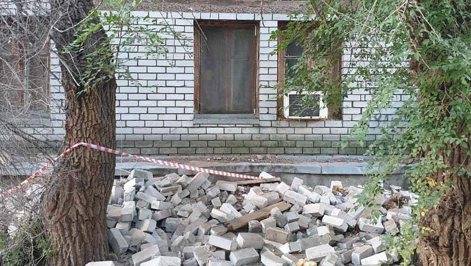 Стена долго была в трещинах. Сегодня рухнула. Фото администрации Волгограда.