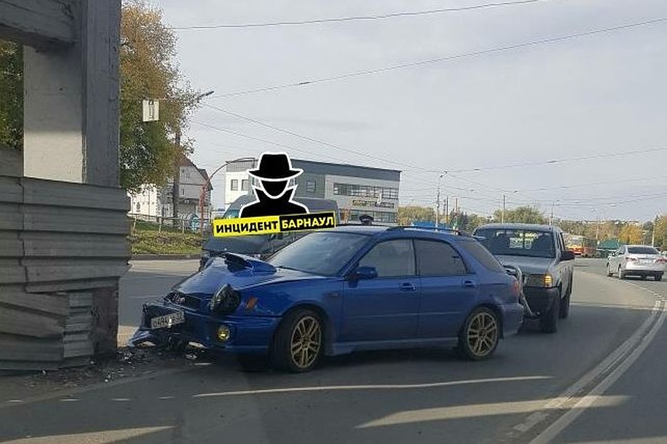 ДТП у моста в Барнауле. Фото: vk.com/incident22