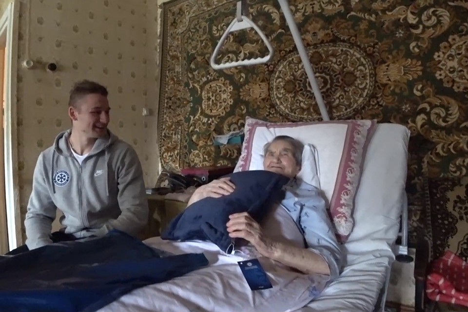 Хоккеист Никита Шашков пришел в гости к 101-летней болельщице. Стоп-кадр с видео: vk.com/hcsibir1962.