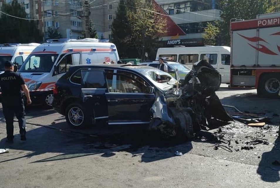 Легковушка превратилась в груду металла