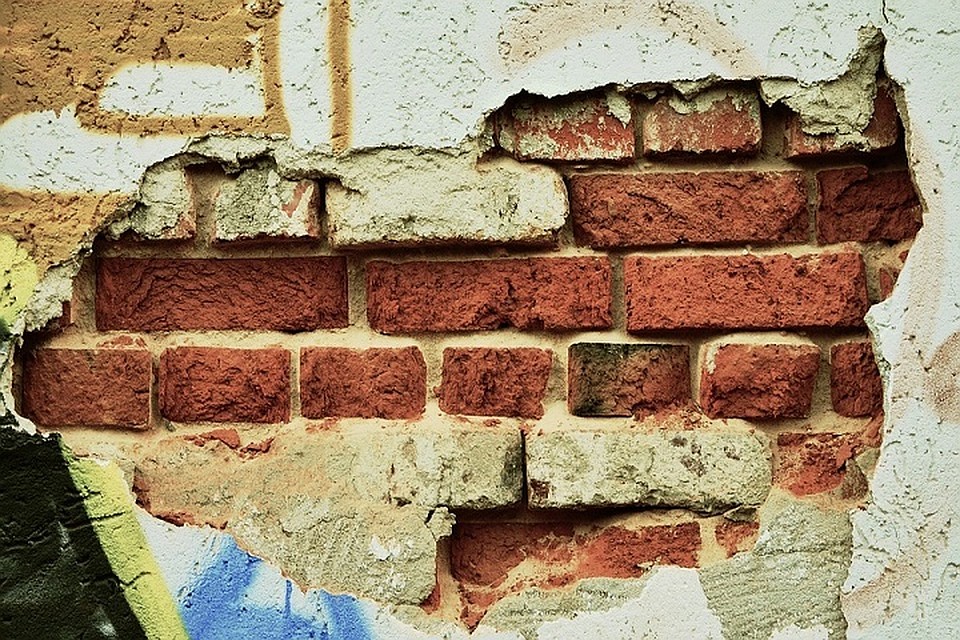 Под обломками стены погиб грузчик свинокомплекса. Фото: pixabay.com.
