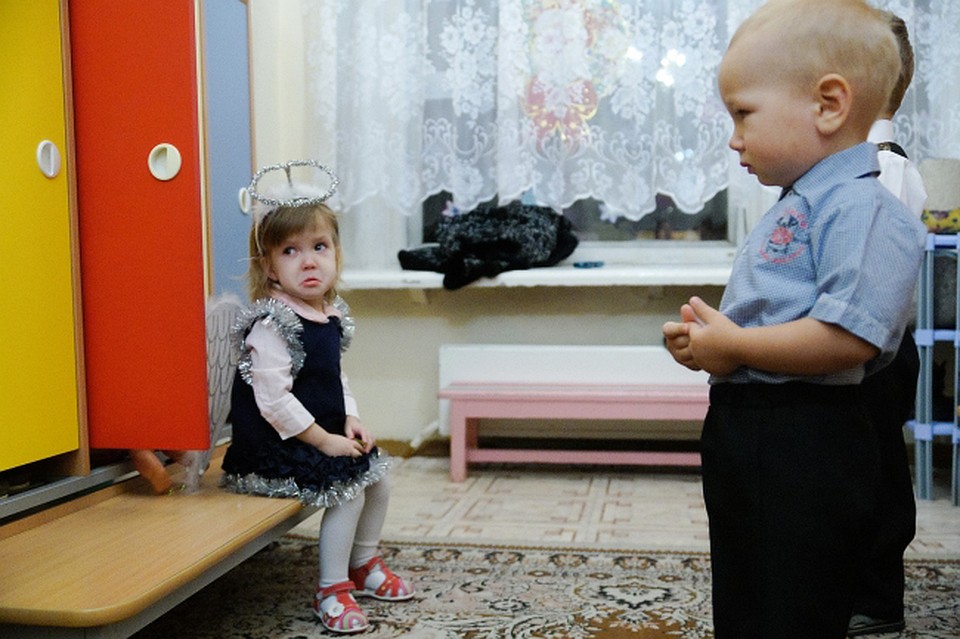 Пока малыши, которых нерадивая мать оставила ночевать одних, живут в доме малютки.