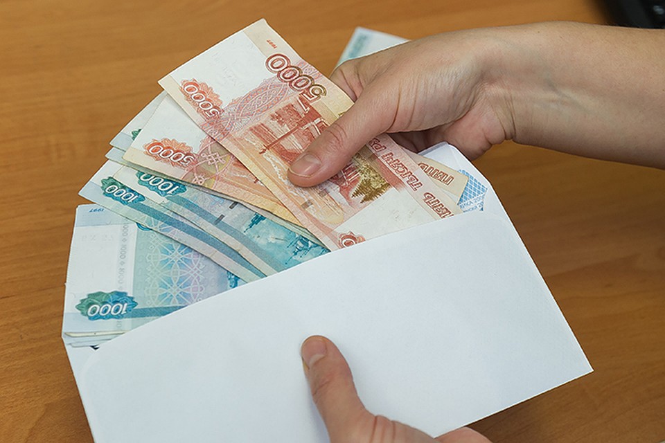 Мошенницы разменяли бабушке деньги купюрами Банка приколов.