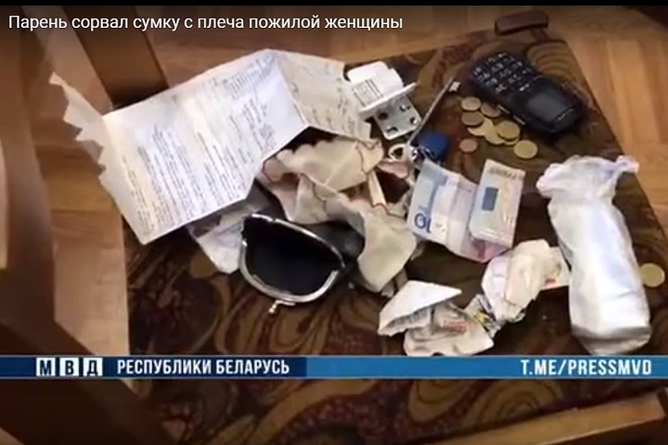 Преступника обнаружили рядом с вокзалом с украденной сумкой на плече. Фото: стоп-кадр.