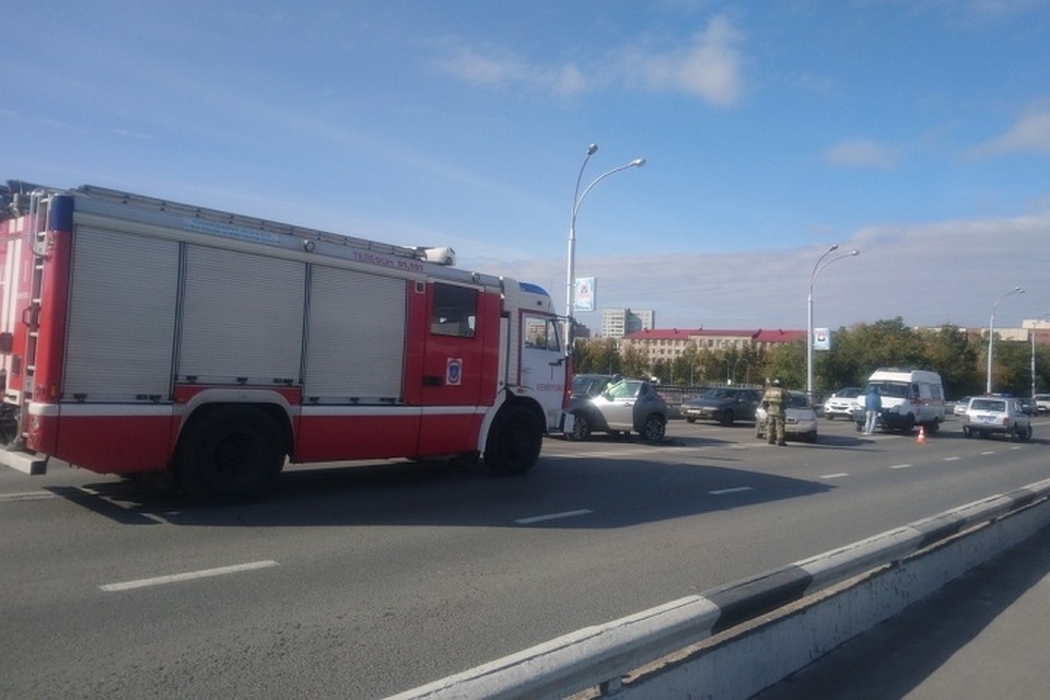 На Университетском мосту в Кемерове столкнулись две легковушки