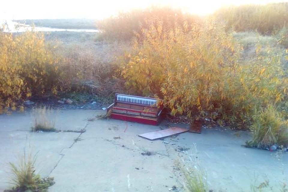 Дружелюбное пианино не выдержало кемеровских реалий и сломалось. ФОТО: Степа Кобелев