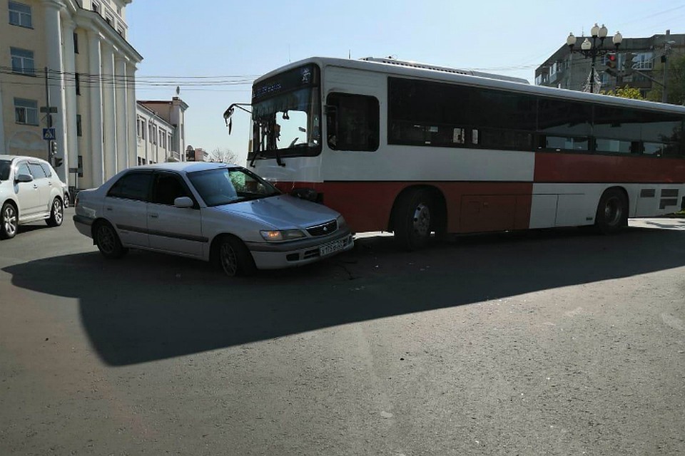 В центре Хабаровска пассажирка автобуса покалечилась во время аварии