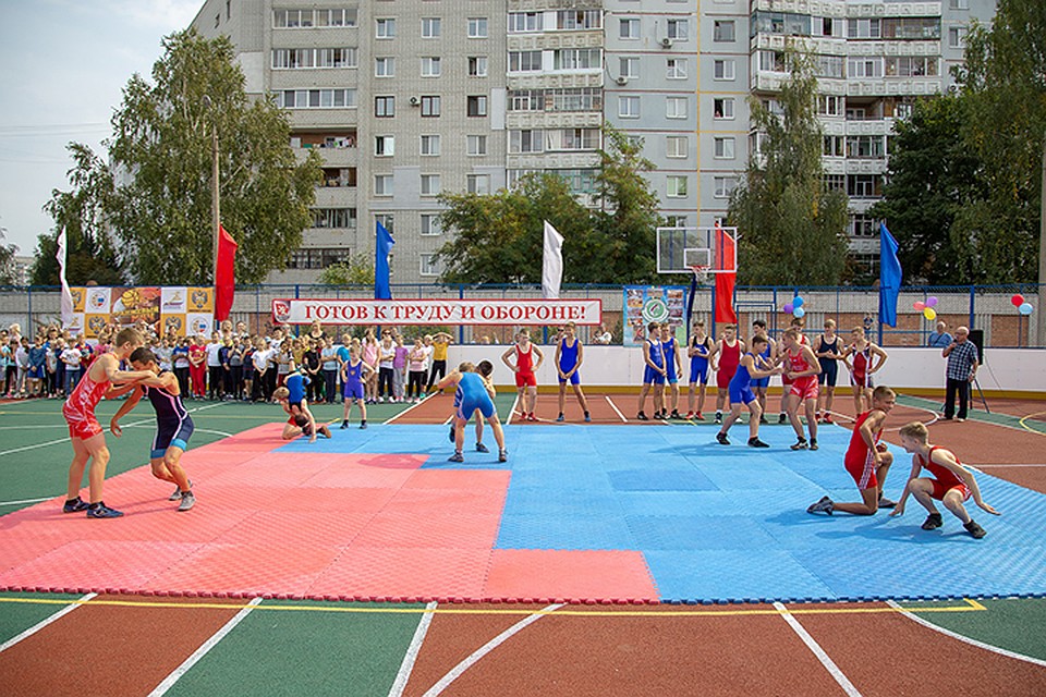 На новых многофункциональных спортплощадках школьники смогут заниматься физкультурой и готовиться к сдаче комплекса ГТО. Фото: АО «Транснефть – Дружба».
