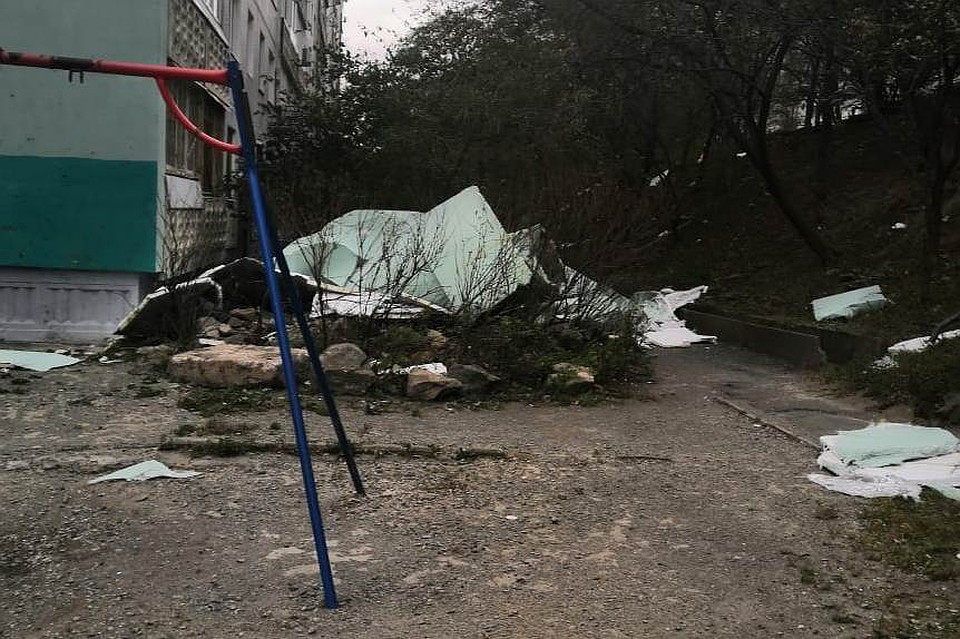 В Первомайской районе со стены дома отлетел утеплитель. Фото предоставлено очевидцем