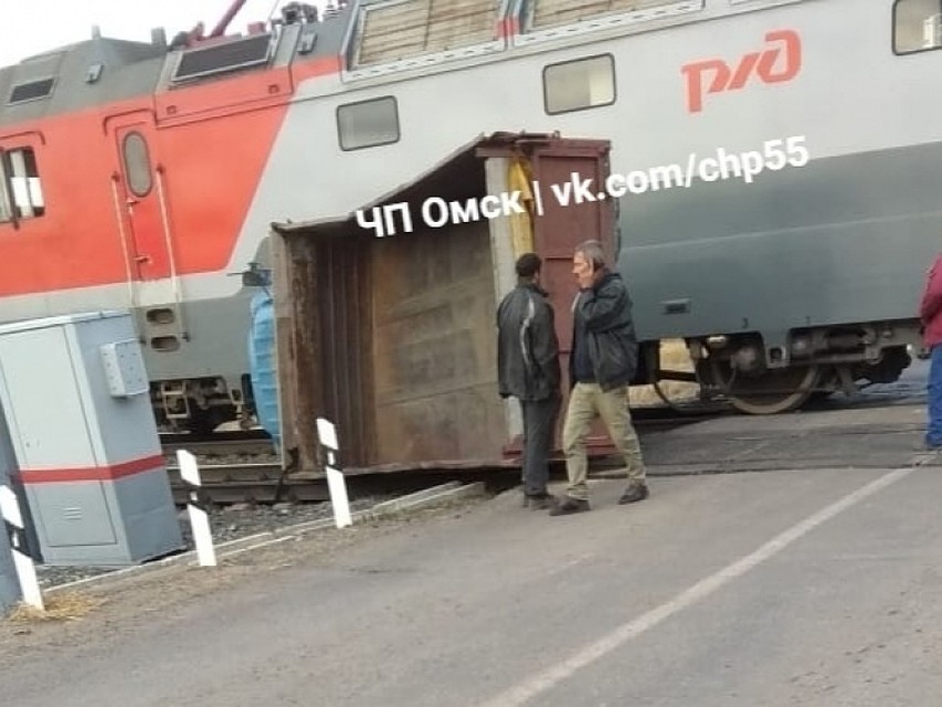 Водитель грузовика выехал на рельсы на красный.