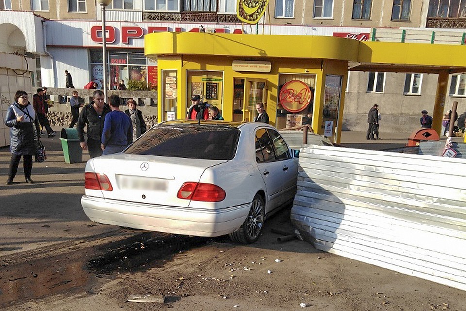 В Новокузнецке Mercedes протаранил остановку с людьми.ФОТО: "Новокузнецк онлайн"/ vk.com