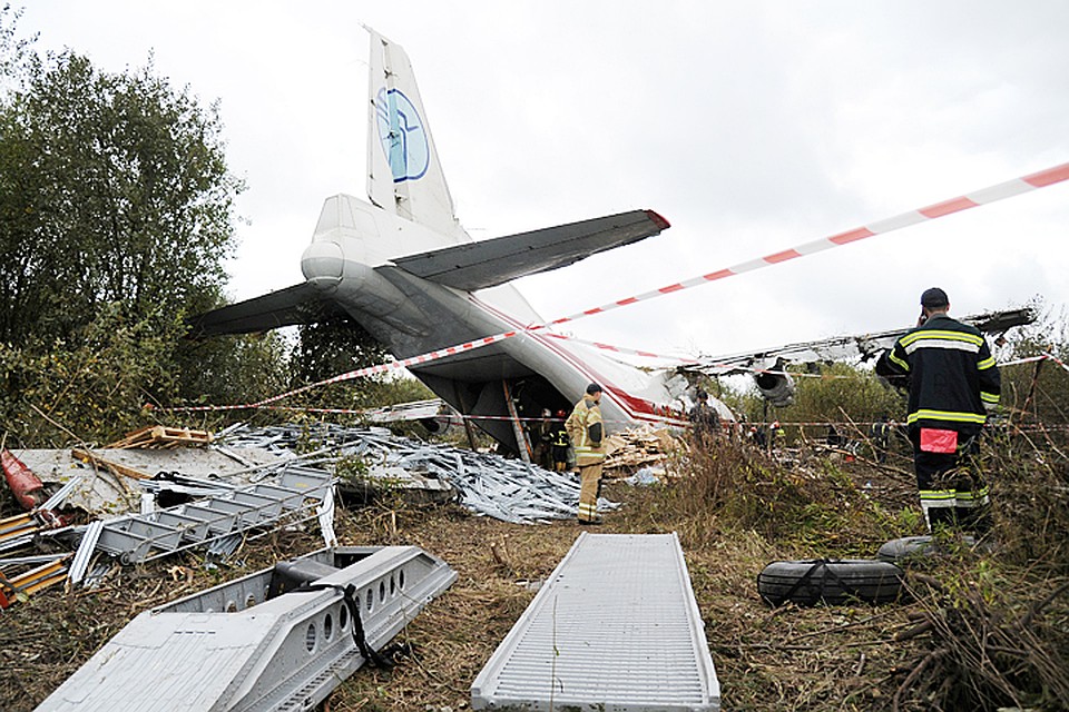 Ан-12 обнаружили примерно в полутора километрах от взлетно-посадочной полосы львовского аэродрома