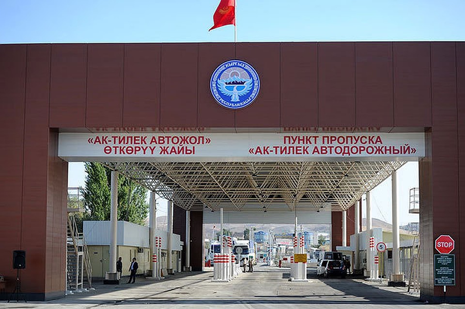 На границе опять скопление машин.